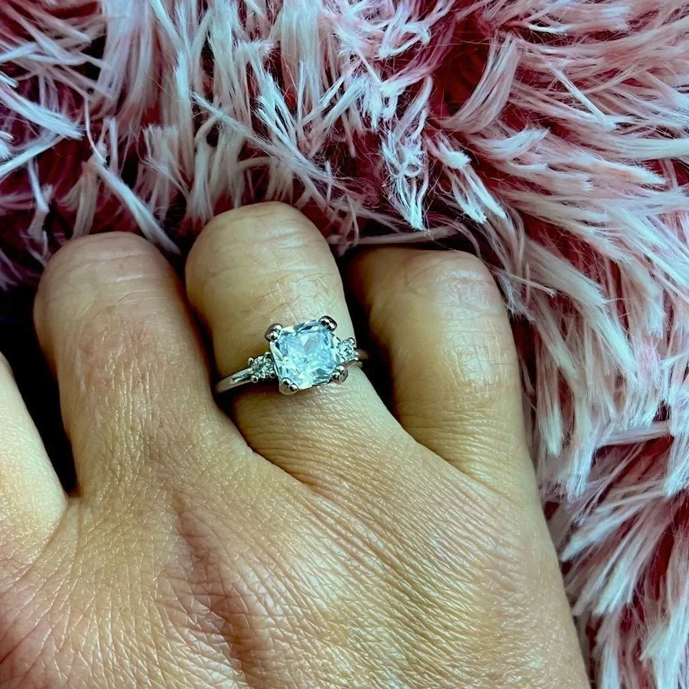 The Cushion Cut Classic in 925 and cubic zirconia.